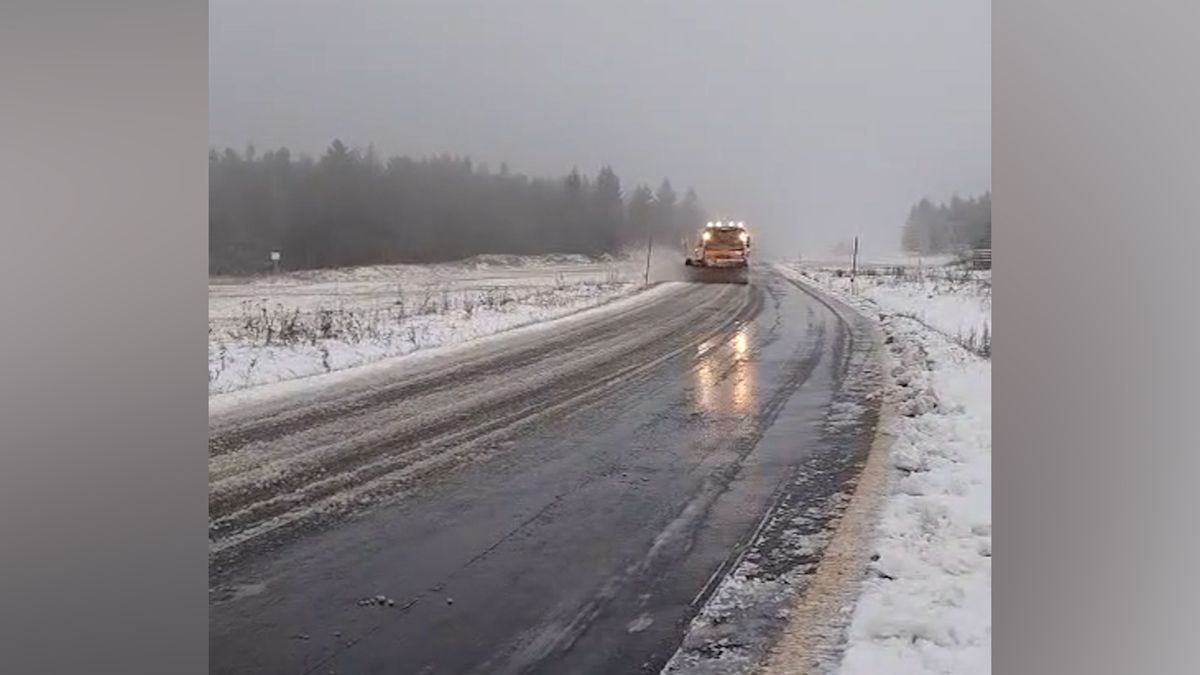 Řidiči na letních pneumatikách komplikují dopravu v horách, upozorňují silničáři